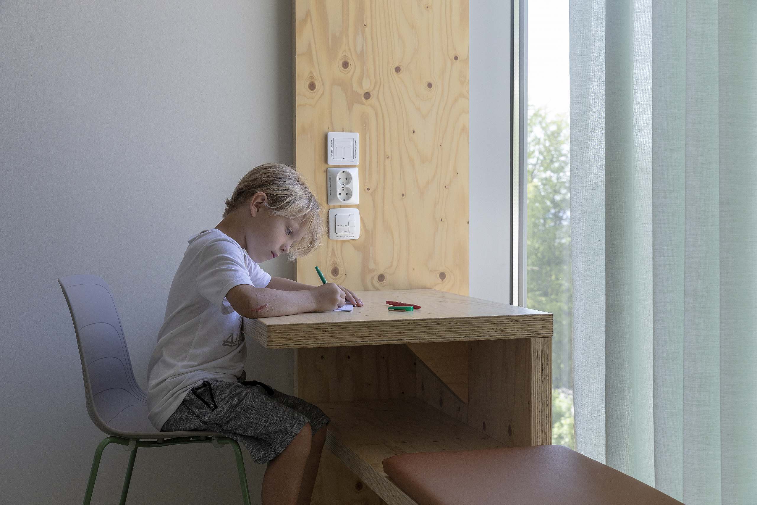 BUS Bergen Child and Youth Hospital - window furniture