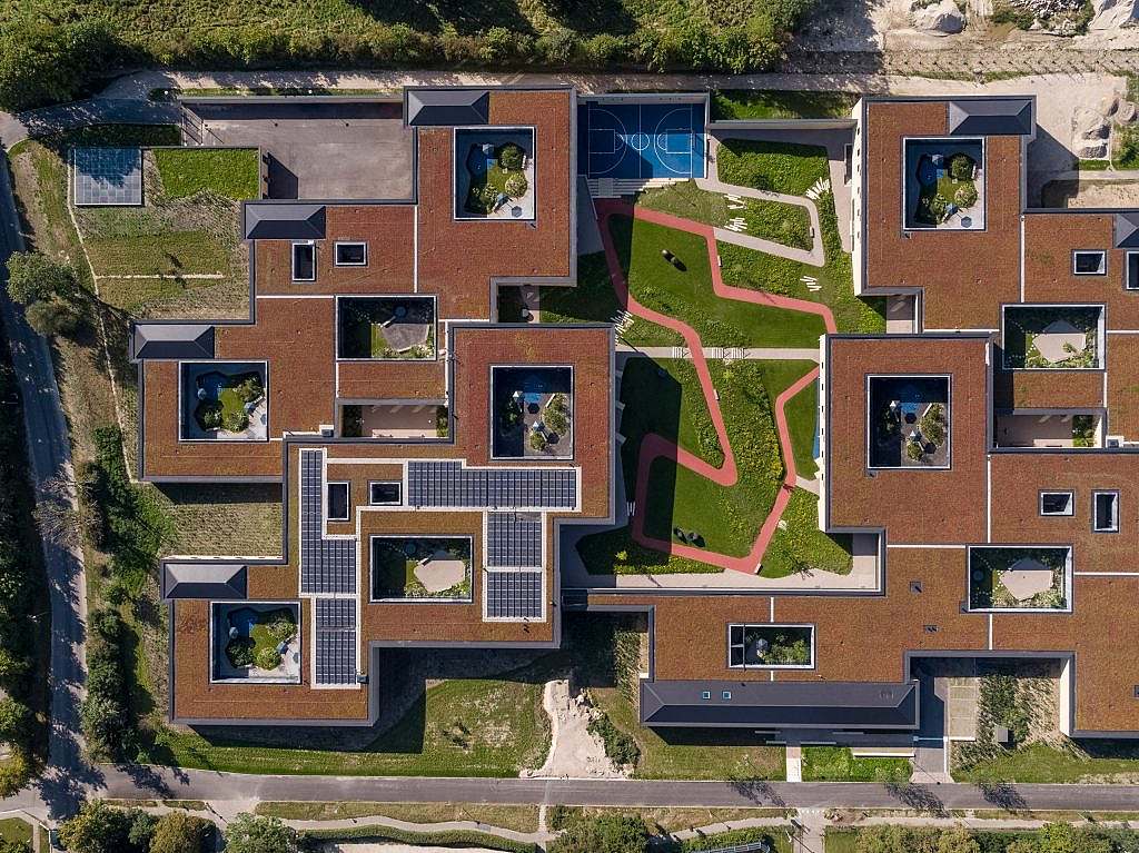 Arkitekturen danner i sig selv en ydre mur