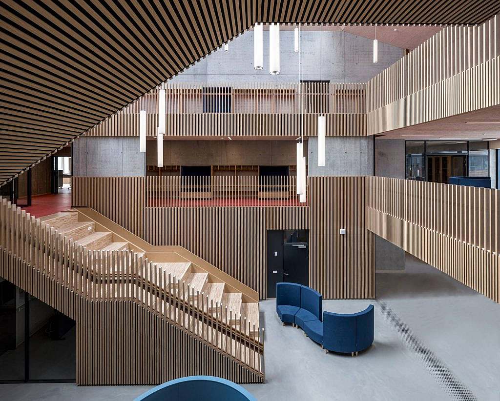 Natural materials and good lighting conditions create a good indoor climate in the school