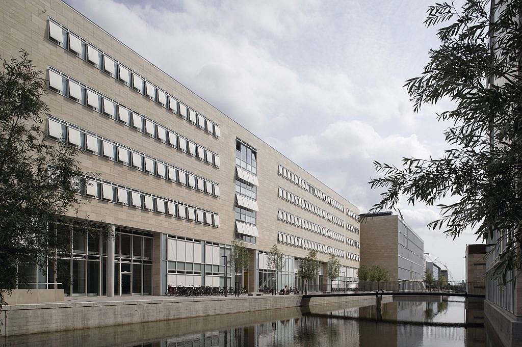 Die Architektur der Universität von Kopenhagen am Kanal