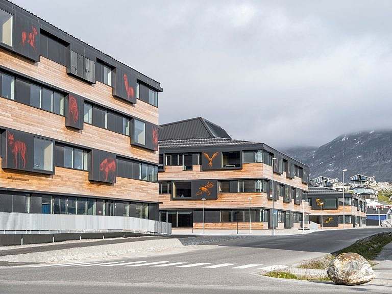 Die Architektur der Schule von Nuuk in der Landschaft