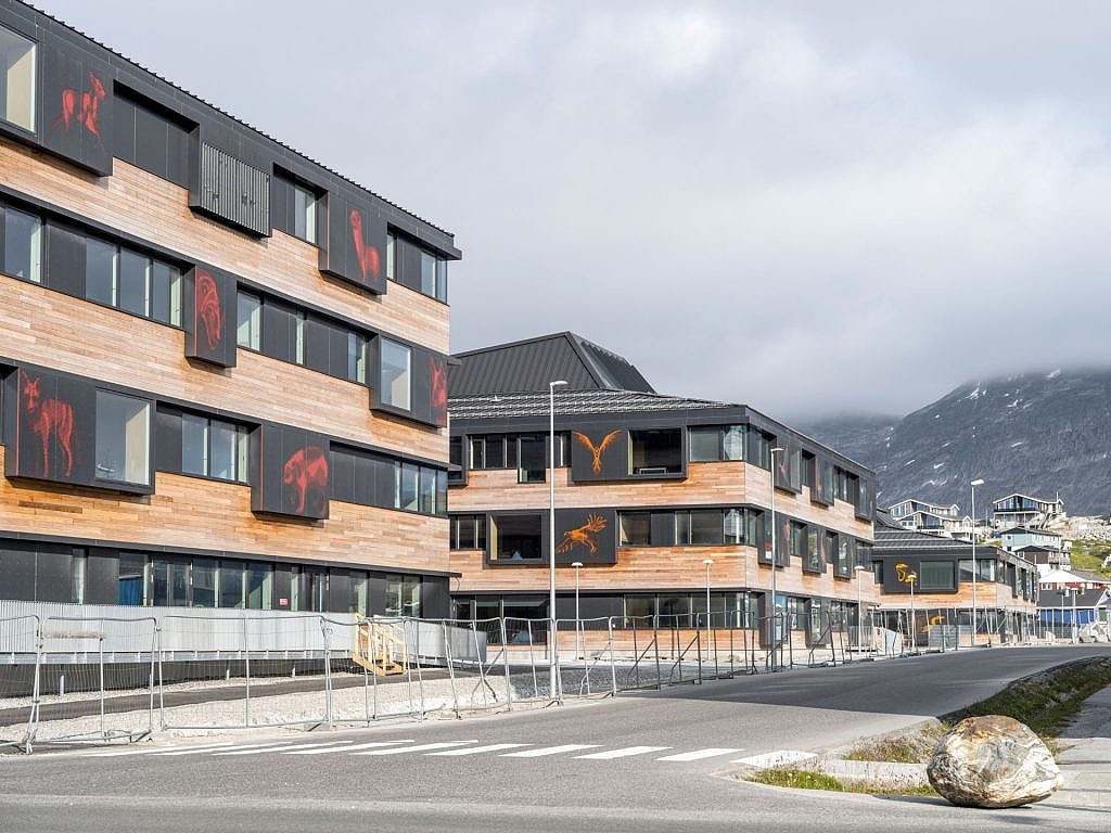 Schule in Nuuk mit den Bergen im Hintergrund