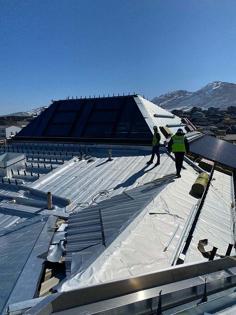 Roof ridge Nuuk school