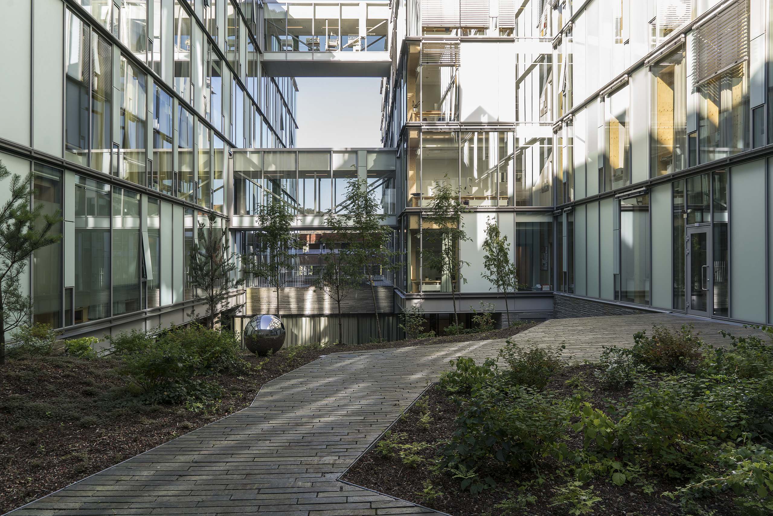 Kinderkrankenhaus der Universitätsklinik Haukeland - Ankunft im Innenhof