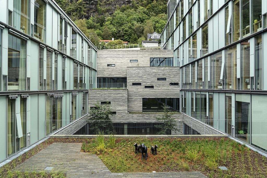 Kinderkrankenhaus der Universitätsklinik Haukeland - grüner Außenbereich