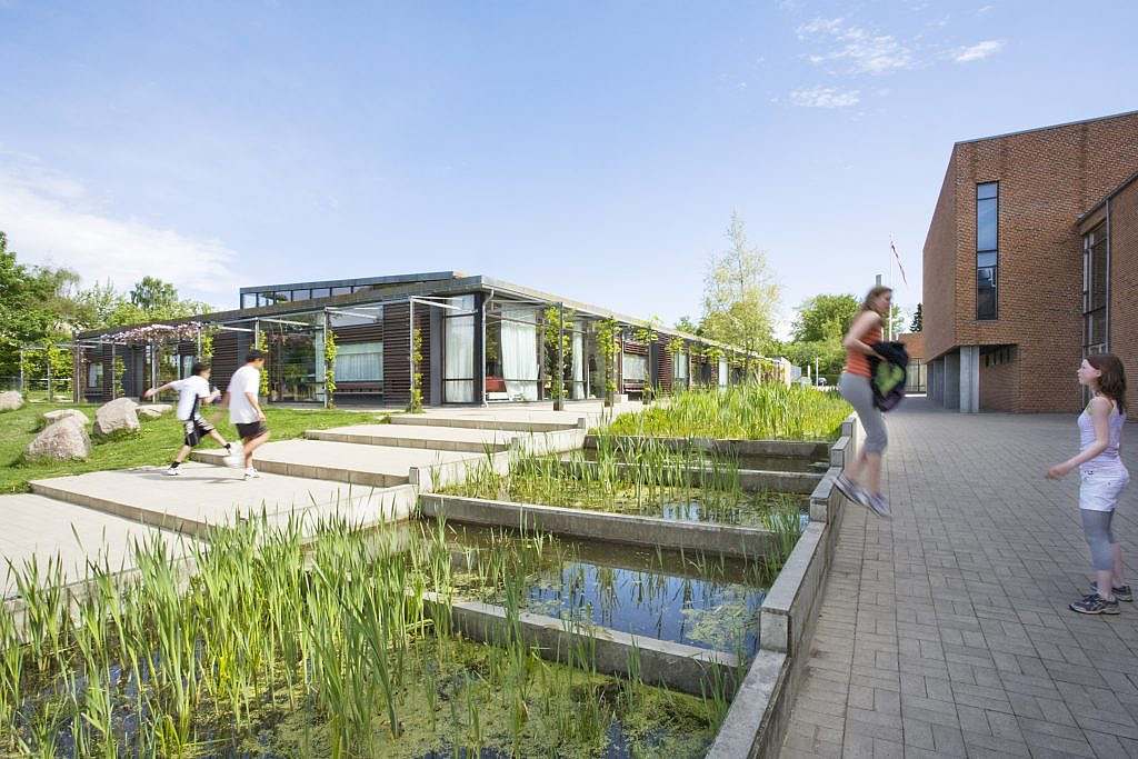 Utterslev Schule Wasser und springende Kinder