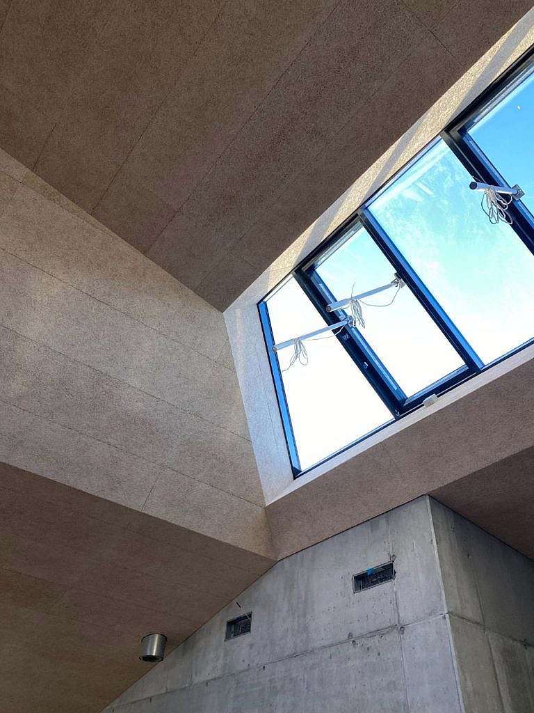 The roof geometry allows light to enter at good angles to all corners of the world, so that even during the dark season, natural light can be optimally utilised.