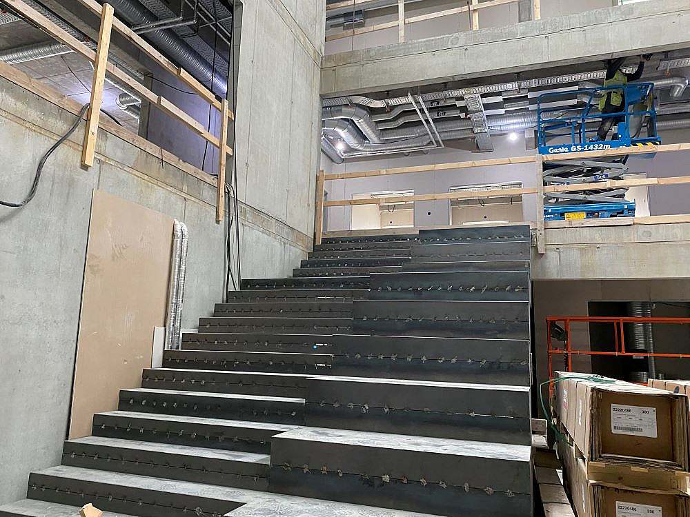Den store trappe har en sektion med dobbelthøje trin, hvor man kan slå sig ned. Vi glæder os at se trappen, når træbeklædningen er kommet på.