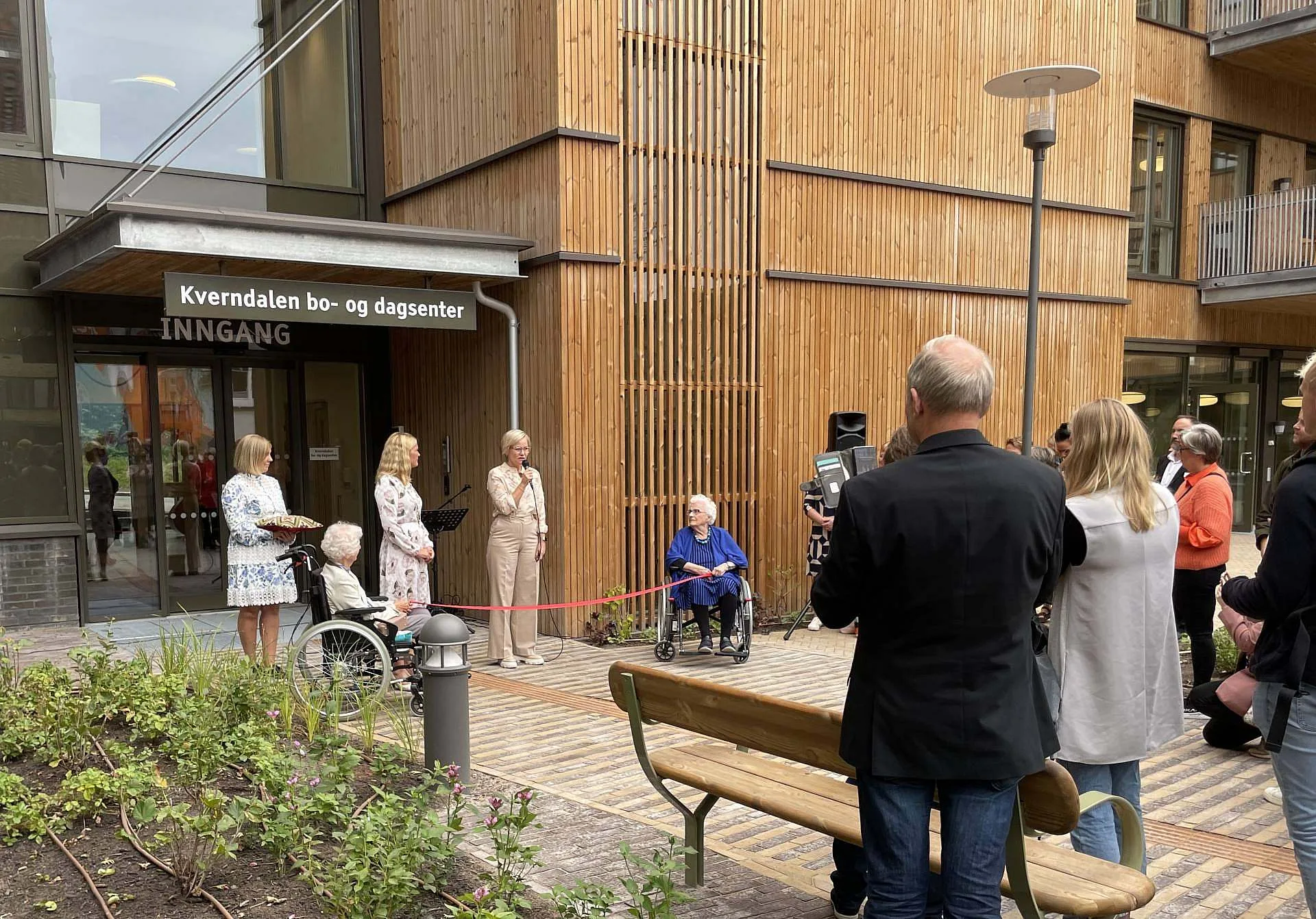Der norwegische Minister für Gesundheit und Pflege hielt eine Rede bei der Einweihung des Wohn- und Tageszentrums Kverndalen