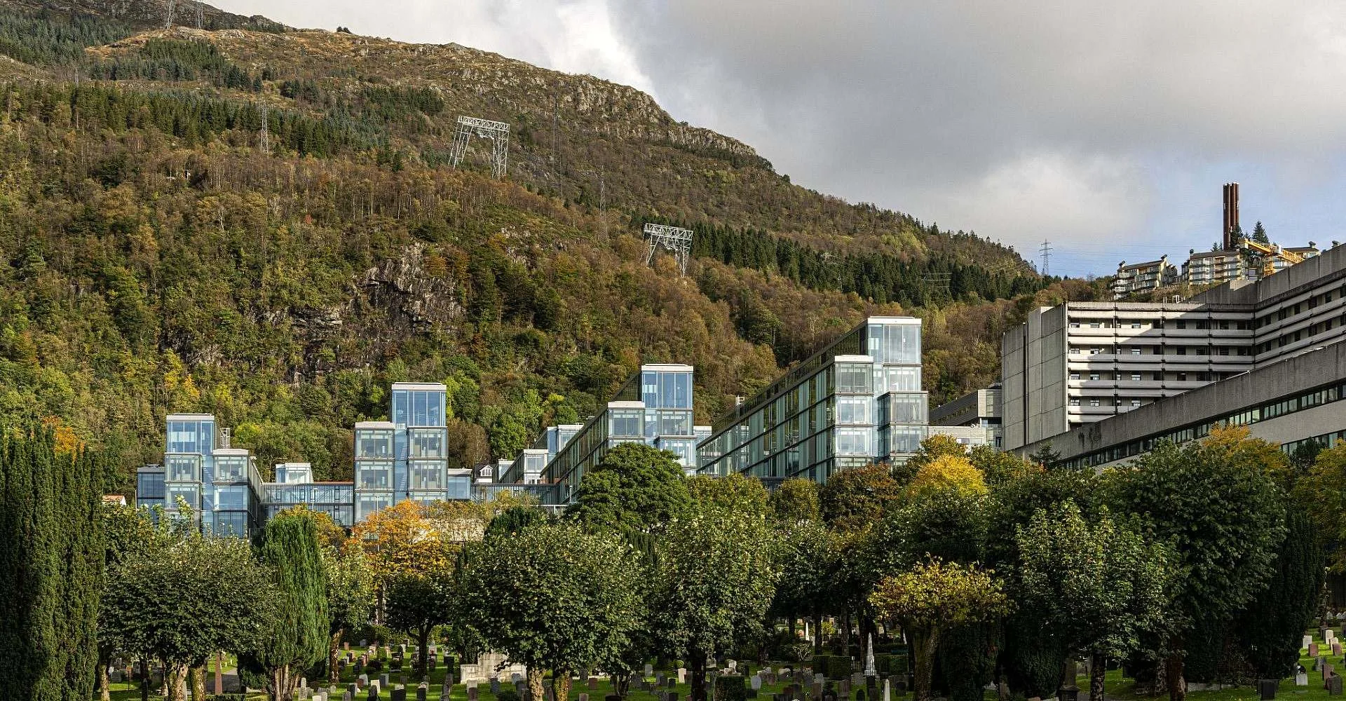 Glassblokkene II in the landscape - Haukeland children and youth hospital