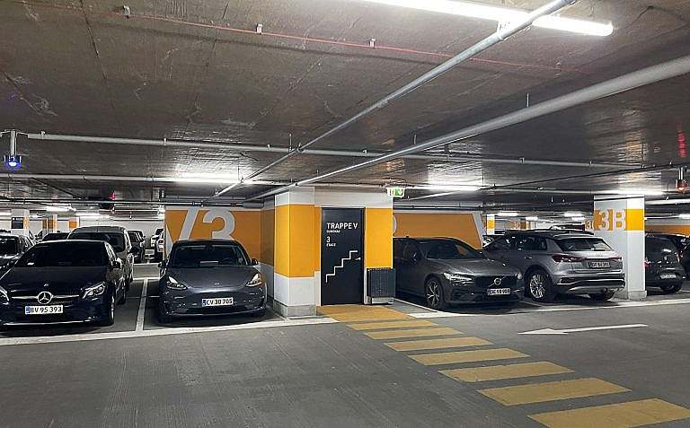 Wegweiser-Parkplätze-orange