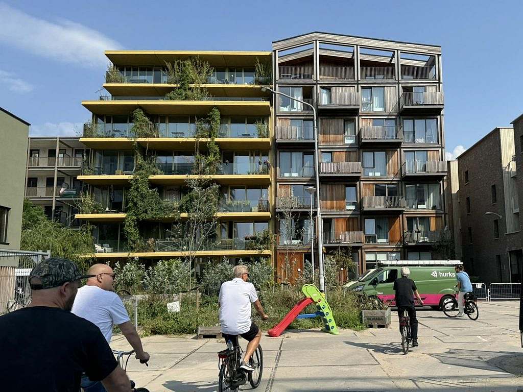 Bike ride on Amsterdam study tour