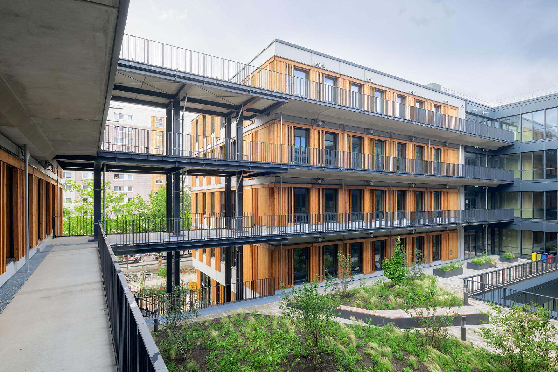 Schule Am Breiten Luch school with outdoor walkway